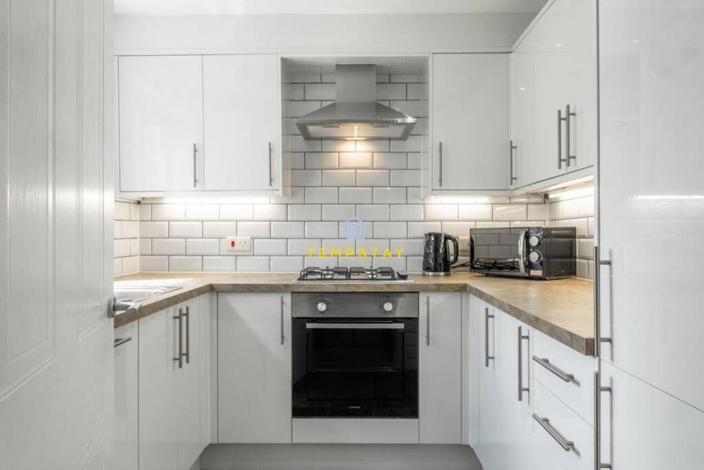 Villa Cosy 2 Bed & Free Parking. Near Heathrow/Pinewood à Slough Extérieur photo