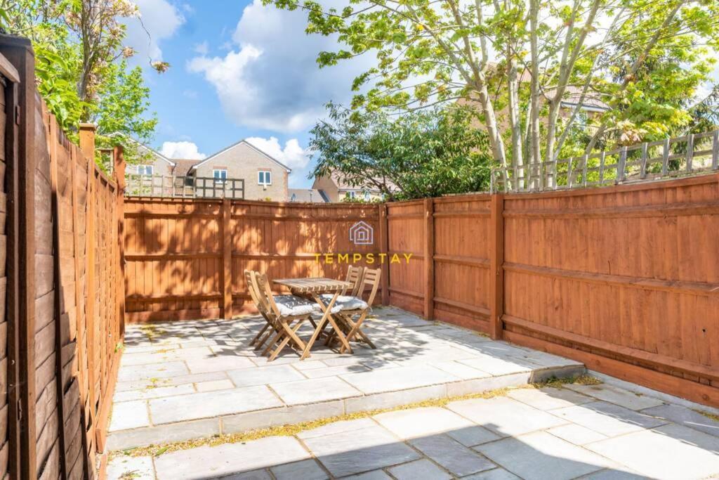 Villa Cosy 2 Bed & Free Parking. Near Heathrow/Pinewood à Slough Extérieur photo