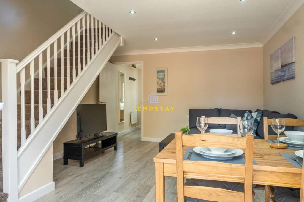 Villa Cosy 2 Bed & Free Parking. Near Heathrow/Pinewood à Slough Extérieur photo